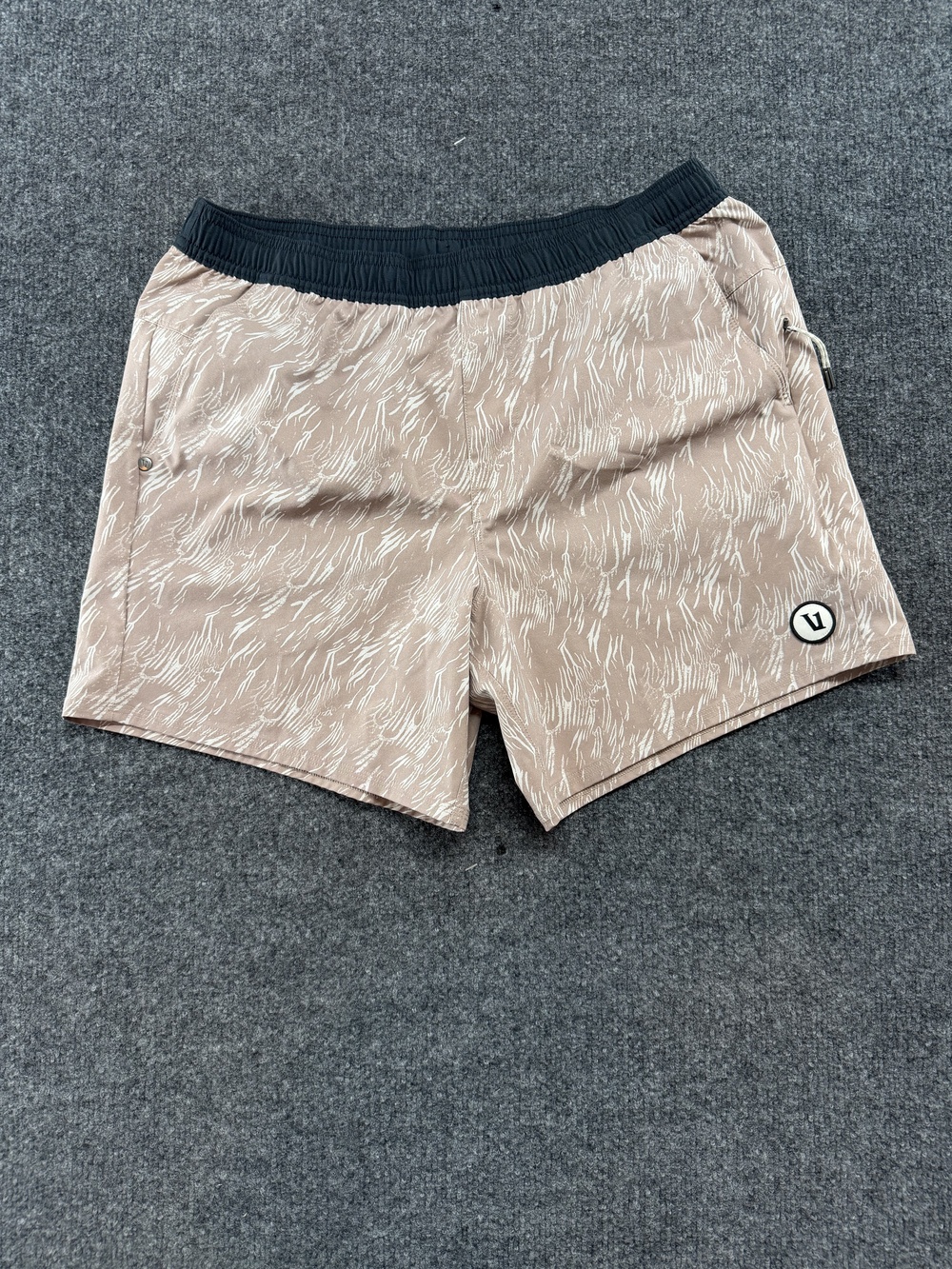 Vuori Shorts Mens Medium Beige Geometric Lined 5 In Inseam Running Athletic